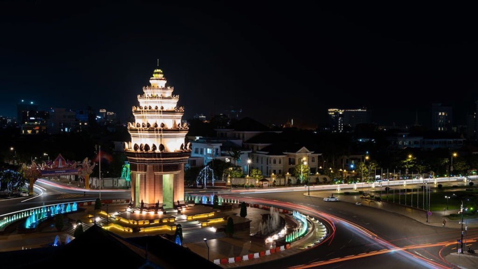 The Independence Monument lit at night