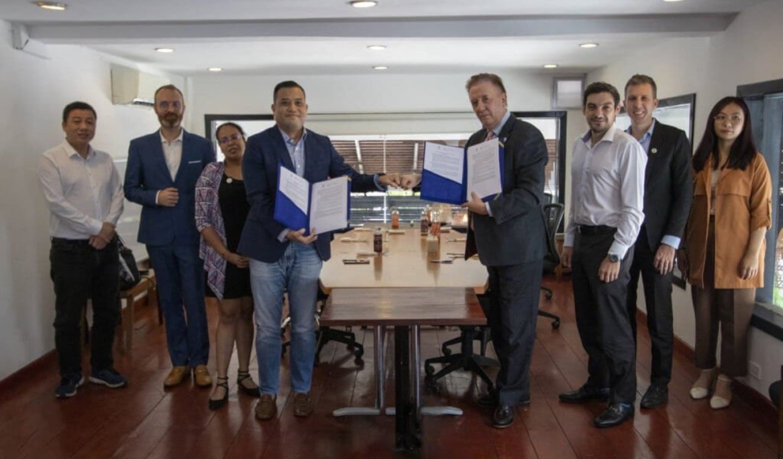 Signing the memorandum with the Cambodian Association of Finance and Technology